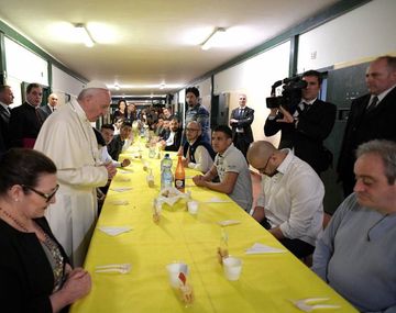 El papa Francisco almorzó con presos en una cárcel de Milán