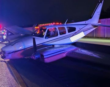 Impactante video: una avioneta se desplomó sobre un auto al intentar aterrizar de emergencia en Florida