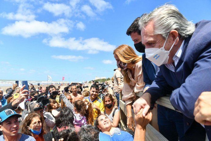 Alberto Fernández inaugura un polideportivo en Santa Clara del Mar
