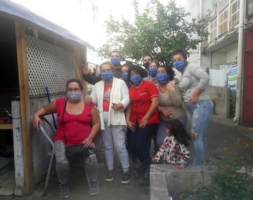 Familia solidaria: cocinan en el balcón de su casa y reparten comida para todos sus vecinos