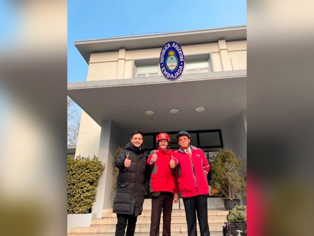 Un embajador argentino entregó en bicicleta productos nacionales