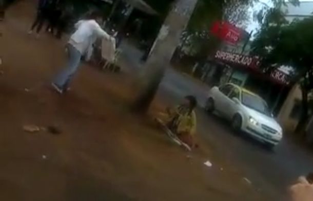 Indignante: atacó a una mujer con discapacidad y la dejó en el piso