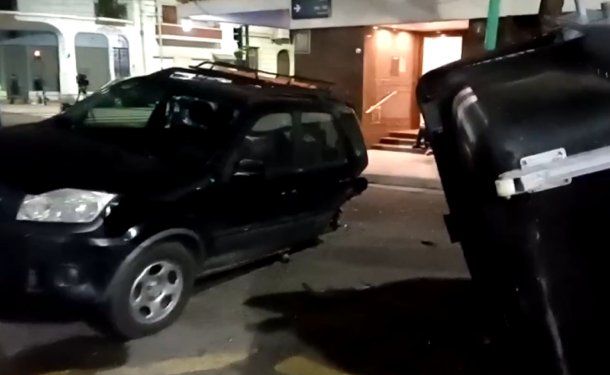 Almagro: un auto chocó contra una camioneta estacionada, un contenedor de basura y sus cinco ocupantes quedaron heridos
