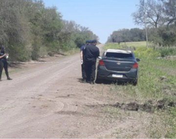 Encontraron quemado y apuñalado a un policía en un auto