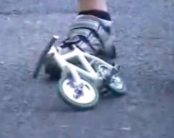 El ciclista que la rompe con la bici más pequeña del mundo