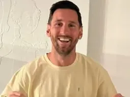 sorpresa total: lionel messi poso con la camiseta de un club del ascenso sorpresa total: lionel messi poso con la camiseta de un club del ascenso