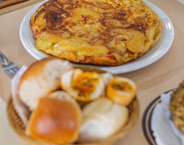 La tortilla española de este bodegón te llevará a España en segundos.&nbsp;