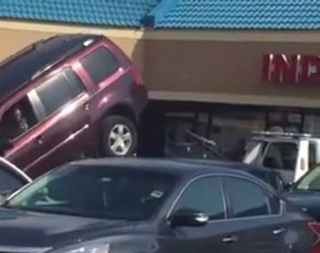 VIDEO: le quisieron llevar el auto con la grúa