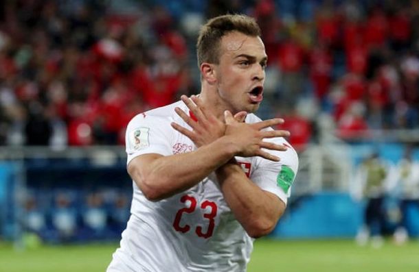 Xherdan Shaqiri celebra su gol haciendo también el águila de dos cabezas con sus manos