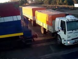 Un tren lo embistió de lleno y no le paso nada