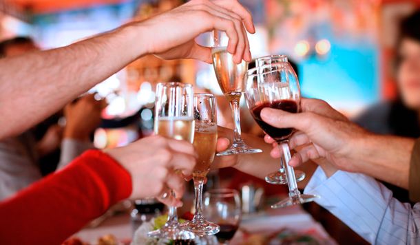 Año Nuevo: cuántas calorías tienen las bebidas del brindis
