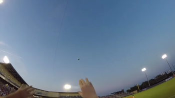 filmaba un partido de baseball e hizo una espectacular atrapada