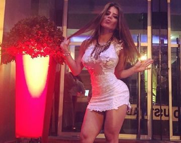 Una modelo se bajó del auto completamente desnuda