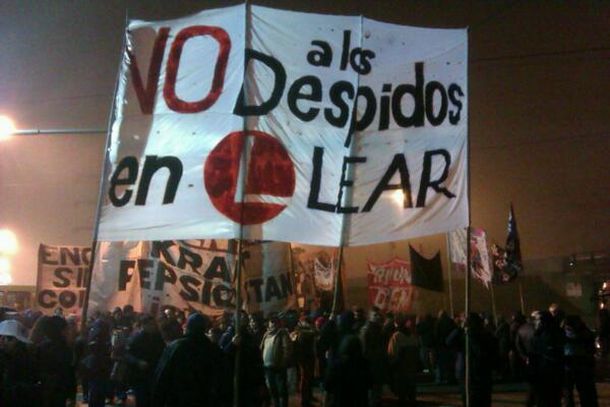 Trabajadores de la autopartista Lear protestan por 100 despidos.