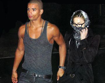 Madonna pasea junto a su último sex toy