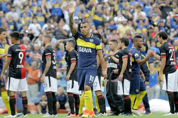 Desde China, Carlos Tevez trepa entre los jugadores argentinos con más títulos