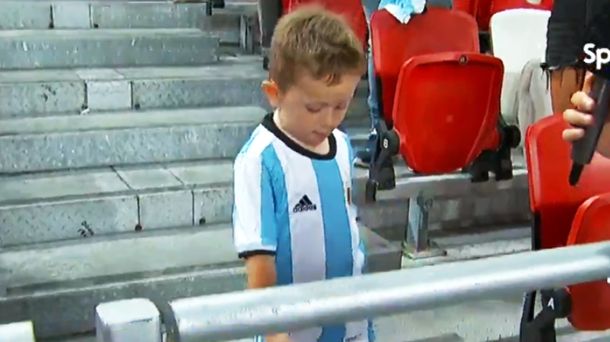 El pequeño se llevó todas las miradas en la tribuna