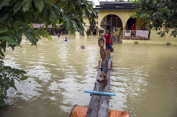 Hay Al Menos Ocho Muertos Y 132 Mil Evacuados Por Inundaciones En Malasia