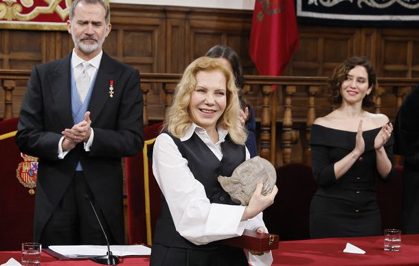 Cecilia Roth recibió el Premio Cervantes representando a la uruguaya Cristina Peri Rossi