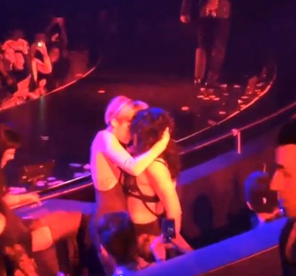 Miley Cyrus, a los besos con una bailarina de Britney Spears