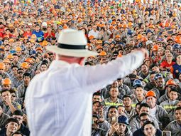 Lula habla ante trabajadores brasileños. Lula habla ante trabajadores brasileños.