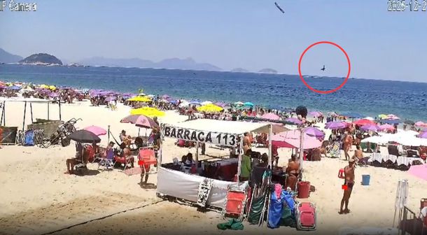 Captaron el momento en que cayó al mar una avioneta en Río de Janeiro y murió su piloto