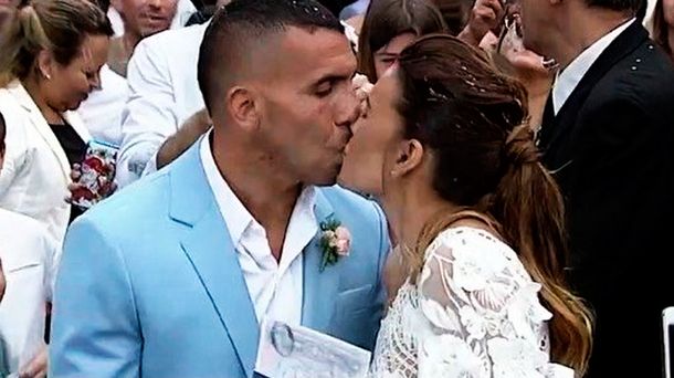 El beso de Tevez y Vanesa
