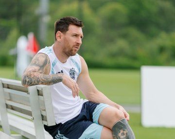 Lionel Messi, descansando tras el entrenamiento en Atlanta (Foto: X @Argentina)