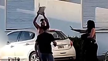 moron: vendedores ambulantes se le insinuaron a su pareja y los boxeo a ambos moron: vendedores ambulantes se le insinuaron a su pareja y los boxeo a ambos