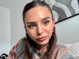 La selfie de Juanita Tinelli en microbikini total black.