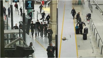 El hombre siendo detenido en la estación de trenes de París El hombre siendo detenido en la estación de trenes de París