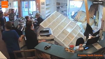 Un auto se metió dentro de un veterinaria en Carolina del Norte Un auto se metió dentro de un veterinaria en Carolina del Norte