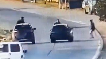 una policia hizo volar por el aire a un delincuente que intento robar en el triangulo de bernal una policia hizo volar por el aire a un delincuente que intento robar en el triangulo de bernal