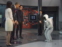 Obama jugó al fútbol con un robot japonés