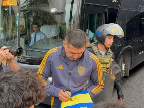Boca llegó a Perú para la fase previa de la Copa Libertadores: Riquelme firmó autógrafos