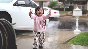 el adorable momento en el que una beba conoce la lluvia el adorable momento en el que una beba conoce la lluvia