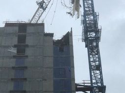 Una de las grúas que cayó en Miami Una de las grúas que cayó en Miami