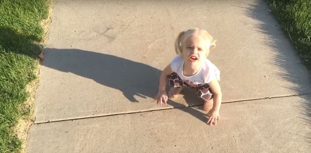 Mirá a la nena que se enoja porque su sombra no la deja tranquila