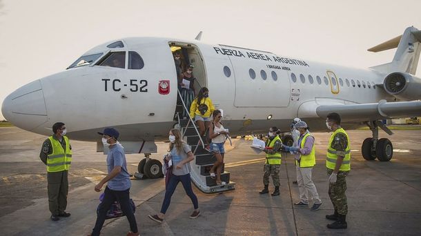 Repatriados: ciudadanos trasladados desde Puerto Iguaz&uacute; a la Base A&eacute;rea de El Palomar