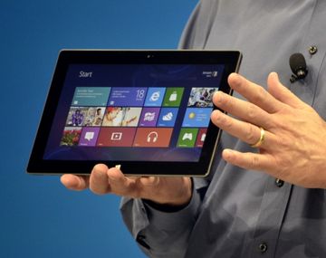 La empresa presentó su tableta para competir con el iPad