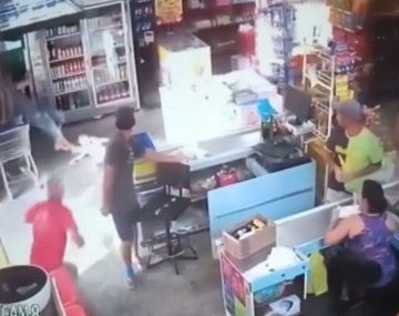 Un hombre abrió descalzo una heladera con un chico en brazos y recibió una descarga eléctrica