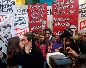 Condenaron a un año de prisión en suspenso a la joven que besó a su novia en la estación Constitución
