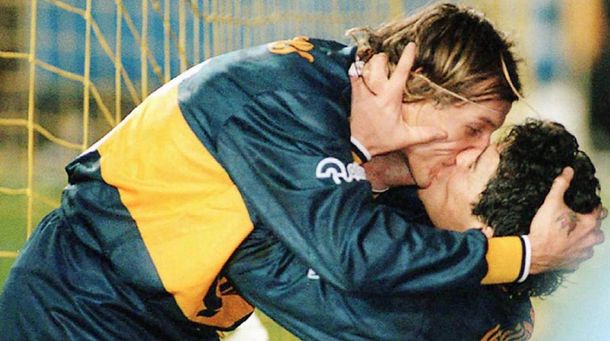 Beso entre Diego Maradona y Claudio Caniggia