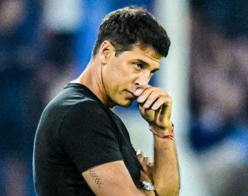 Sentado en TV era más fácil: Domínguez renunció como DT de Vélez