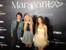 Ramiro Spangenberg y Mora Bianchi, los protagonistas, con Cris Morena. Foto: (Minuto Uno)