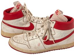 subastan las primeras zapatillas que uso jordan en la nba subastan las primeras zapatillas que uso jordan en la nba