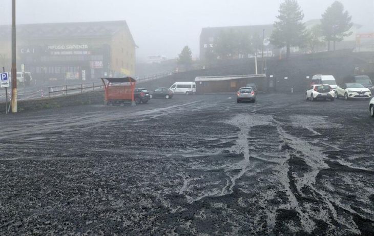 El volcán Etna entró en erupción y debieron cerrar el aeropuerto de Catania en Italia