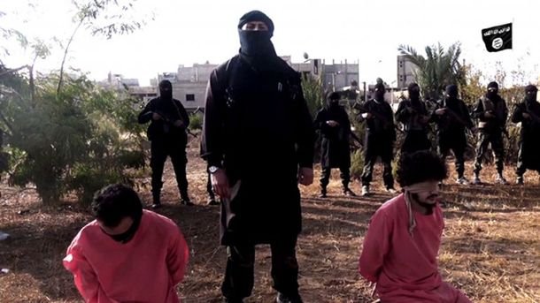 VIDEO: Miembro del ISIS hizo explotar a dos rehenes con un celular