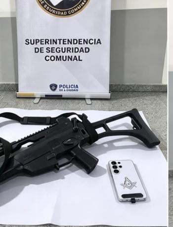 Detuvieron a un ladrón con 11 antecedentes que robaba con una réplica de ametralladora Detuvieron a un ladrón con 11 antecedentes que robaba con una réplica de ametralladora