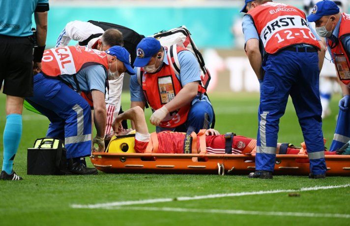 Eurocopa: un jugador fue trasladado de urgencia tras protagonizar una peligrosa caída